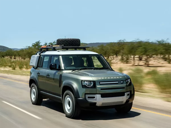 Dịch vụ thay Kính chắn gió xe Land Rover Defender tận nơi